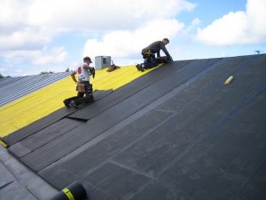 Installation av Derbigumtak på Gotland